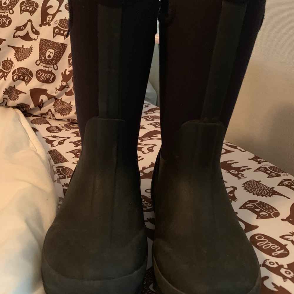 Boys Kids Bogs size 1 snow boots